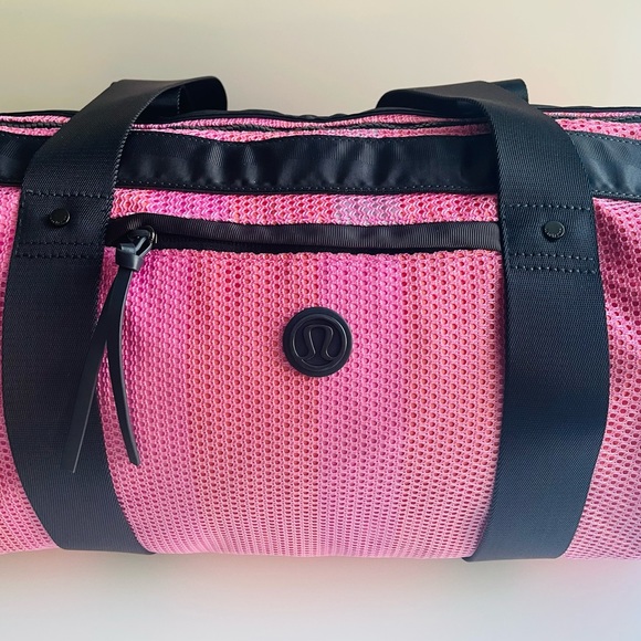 ⭐️ Host Pick ⭐️ Rare Lululemon Run On Duffle Bag Opulent Stripe Pink - Picture 5 of 6